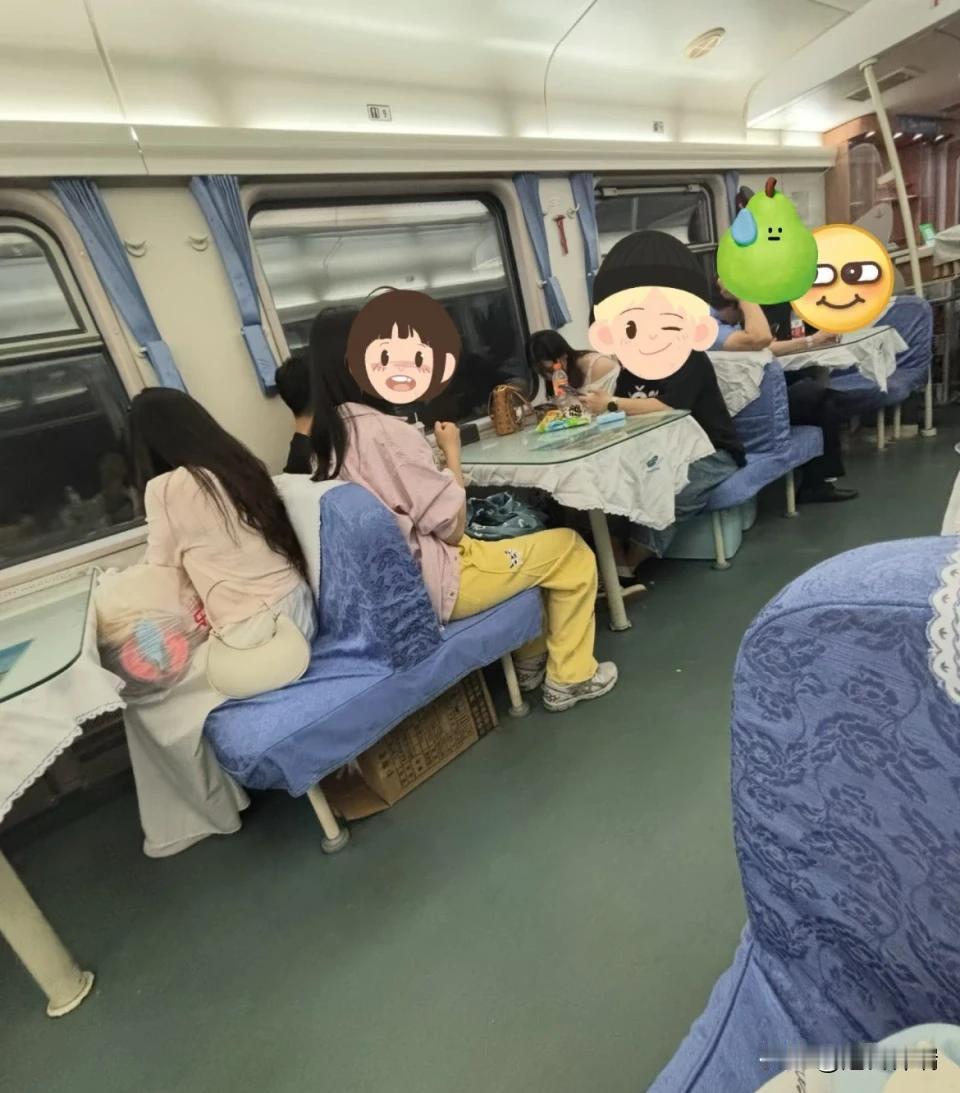 女子花15块钱在列车餐车买座位，结果进来的人全都不付钱还占满座，师傅嗓子喊哑了都