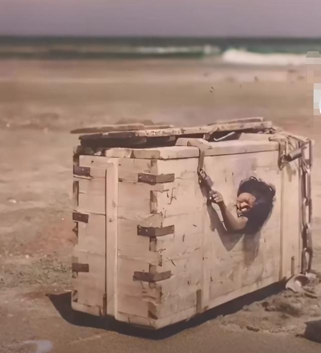 1913年，蒙古一名女子因犯通奸罪，被实施“箱刑”。她被剥光衣物，用铁链锁住装进