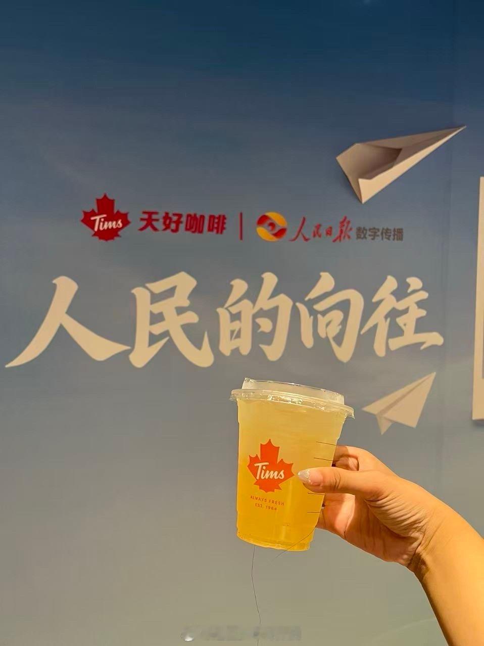 晒出秋天的咖啡选择秋天向往的咖啡 迷上了秋日限定的南瓜丝绒拿铁！南瓜的绵甜混着丝