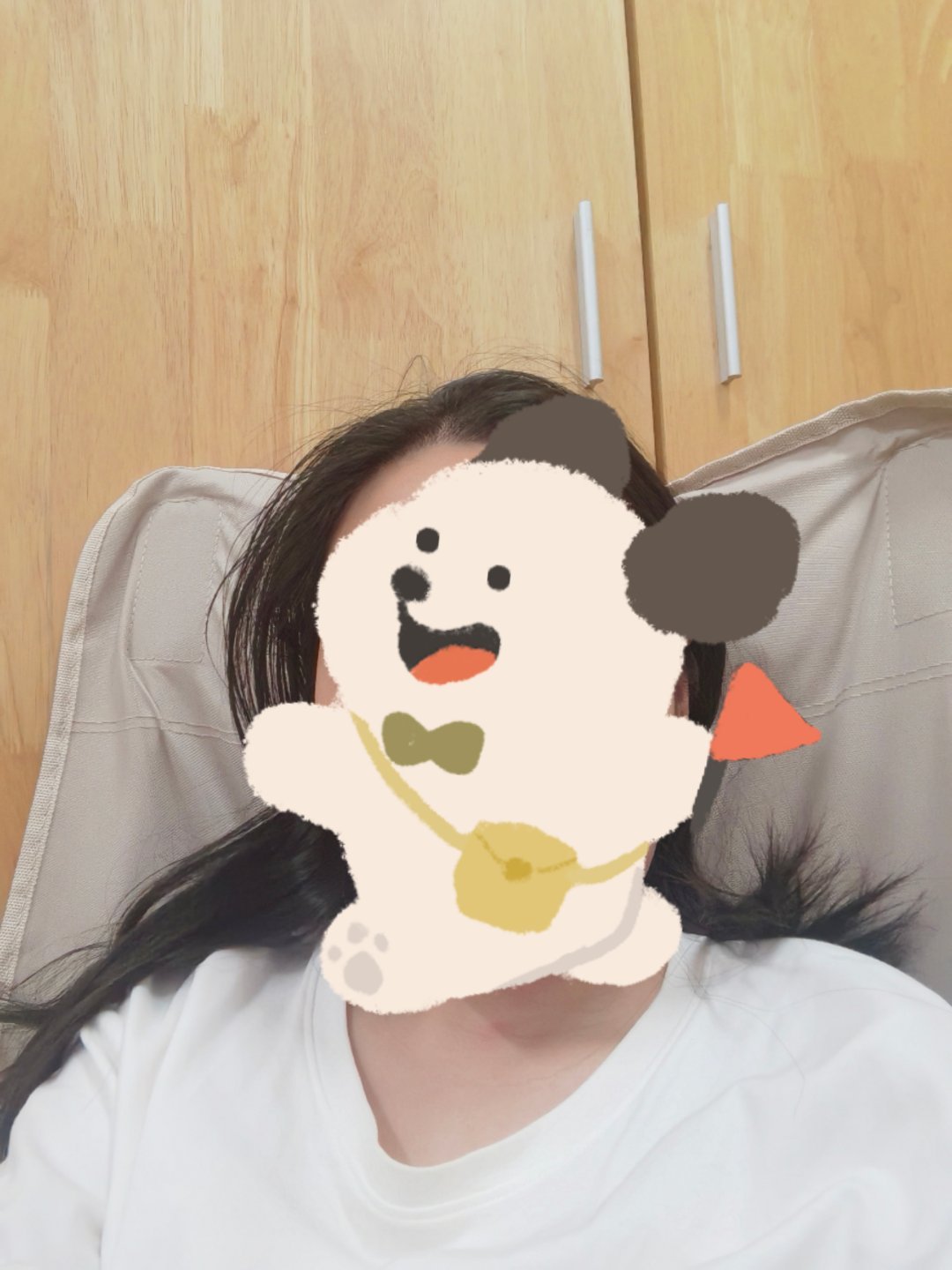 电脑放着歌，我坐在椅子上边听歌边看小说，跷着腿单手打着拍子好惬意人生这样的时间很