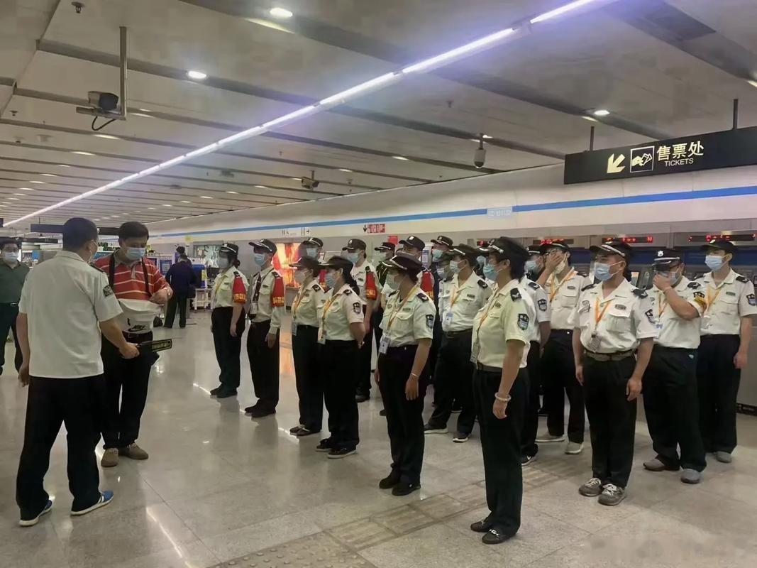14人被骗地铁上班每天敬礼打卡为了一个谎还得编造更多谎言来圆，之前就有听说花几万
