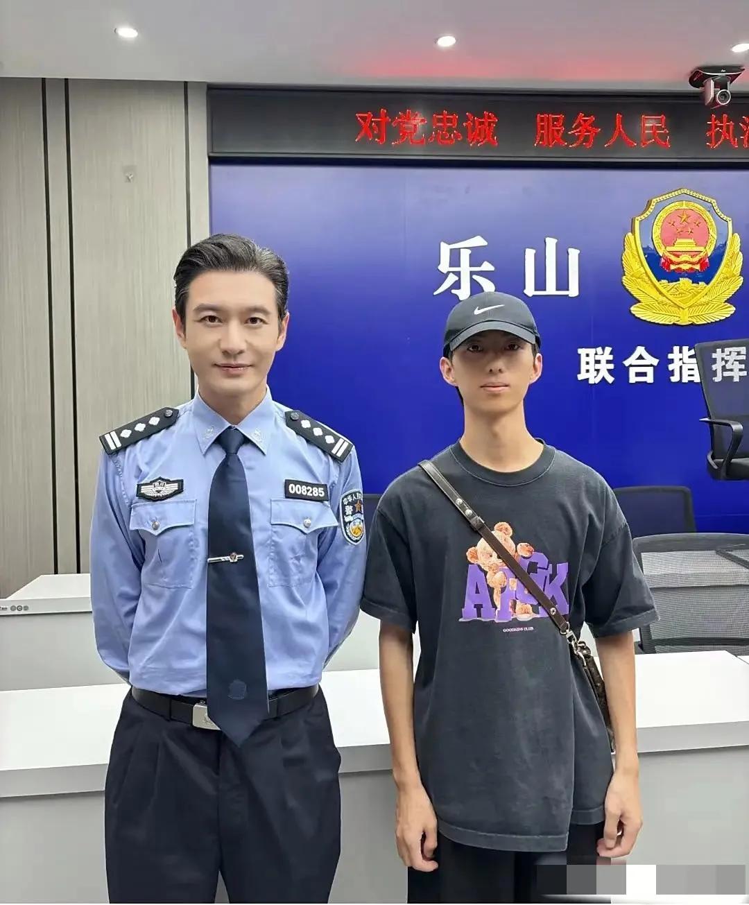 哇哦，黄晓明警服照酷毙了：警衔两杠三星，简直是史上最帅的蜀黍哈！这次他没有戴假发