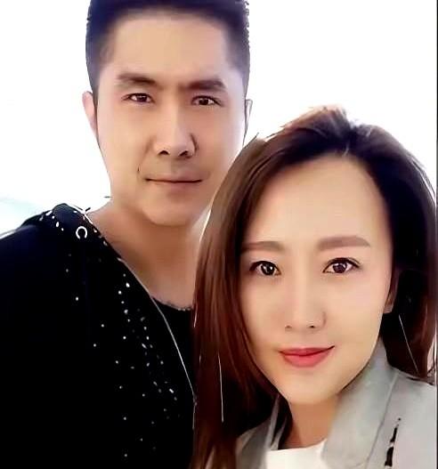 2012年，身价上亿的总裁石磊，送了一辆法拉利来追求潘长江之女潘阳。
当初那女婿