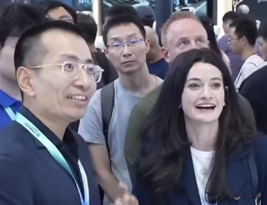 黄仁勋的女儿来机器人大会了！
今年展会大变天，
机器人不再表演，忙着上岗打工。
