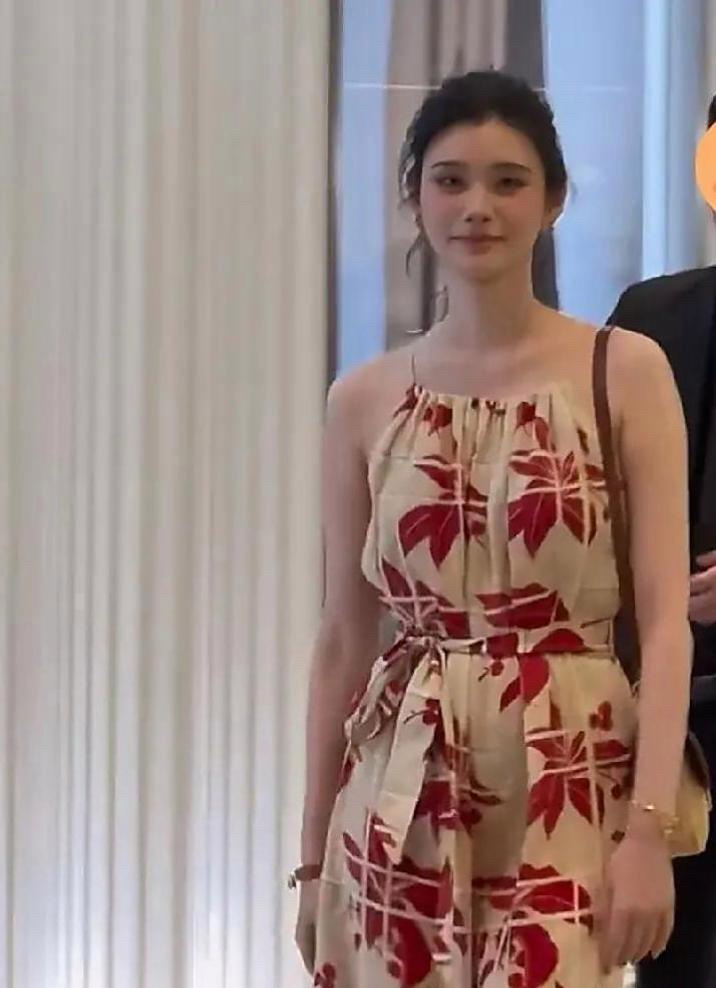 我同事见过奚梦瑶，她说了句大实话，奚梦瑶本人跟电视里完全不是一个画风。荧幕上她有