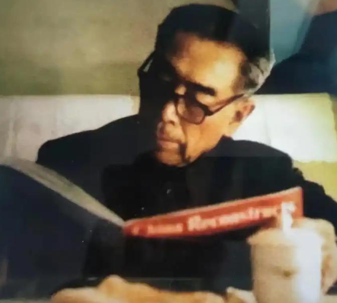 遇见周总理了，我猜你不会划走！他是人民的好公仆，鞠躬尽瘁的好总理！

麻烦看官老