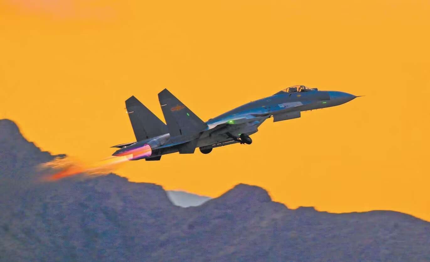 热烈祝贺空军某部换装歼-11BG战斗机[good][good][good] ​​