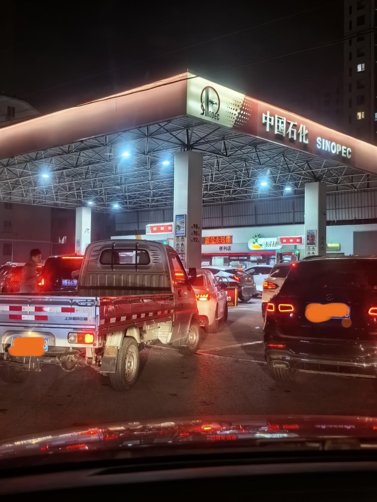 这是昨晚上9点多钟加油站的情况。本来去接9点半下班的小宝，老公说顺便加油。好嘛！