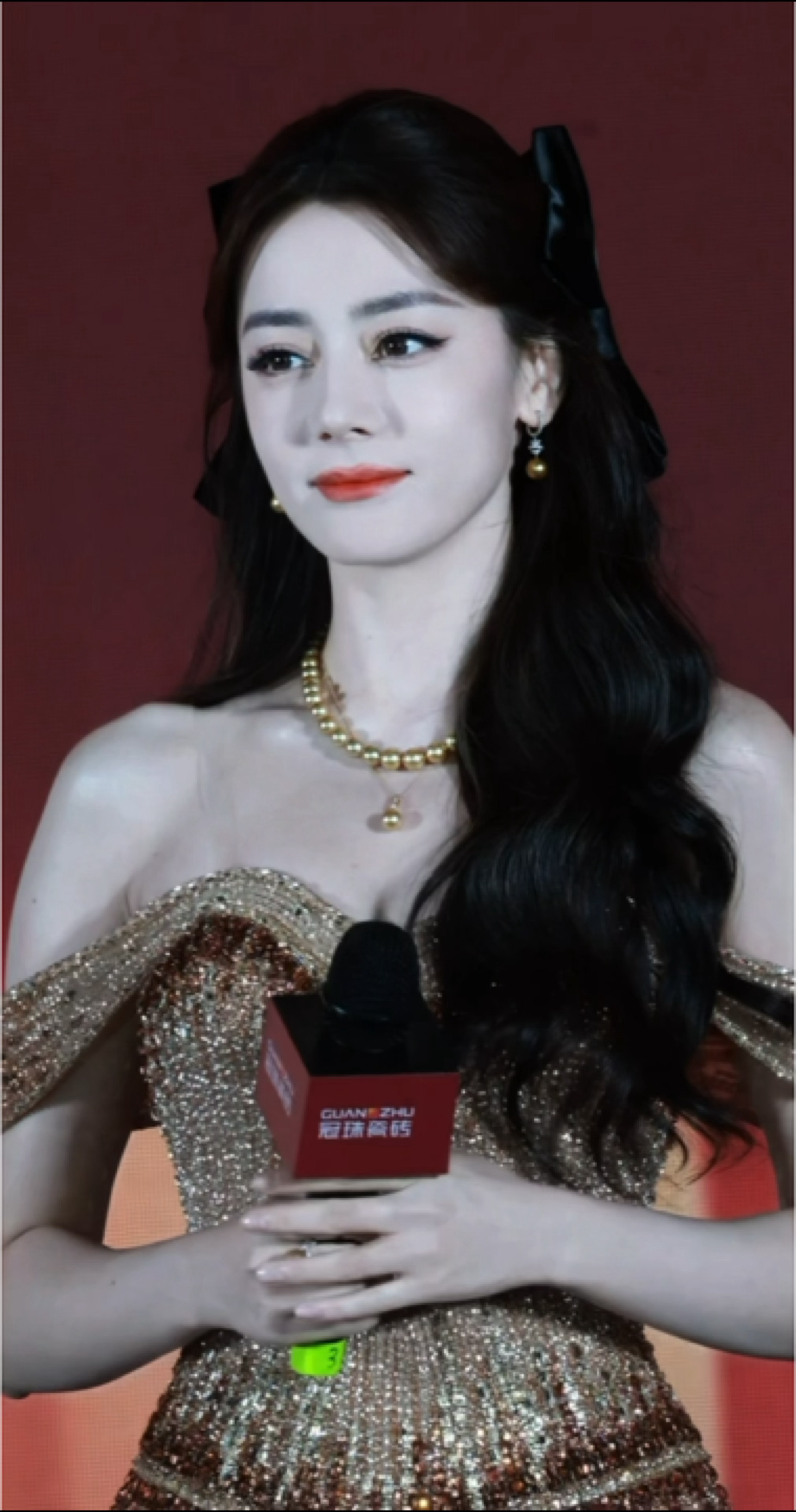 迪丽热巴迪丽热巴 无论生活怎么为难你，都不要放弃一如既往的努力；生命中有希望都是