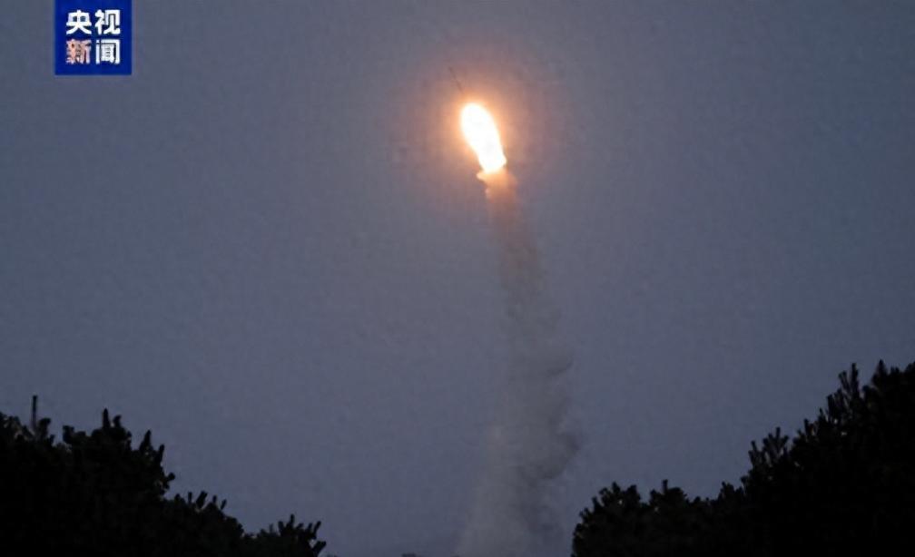 日本海的浪刚没过美军侦察机的尾迹，朝鲜的导弹就拖着尾焰冲上了200公里的高空。