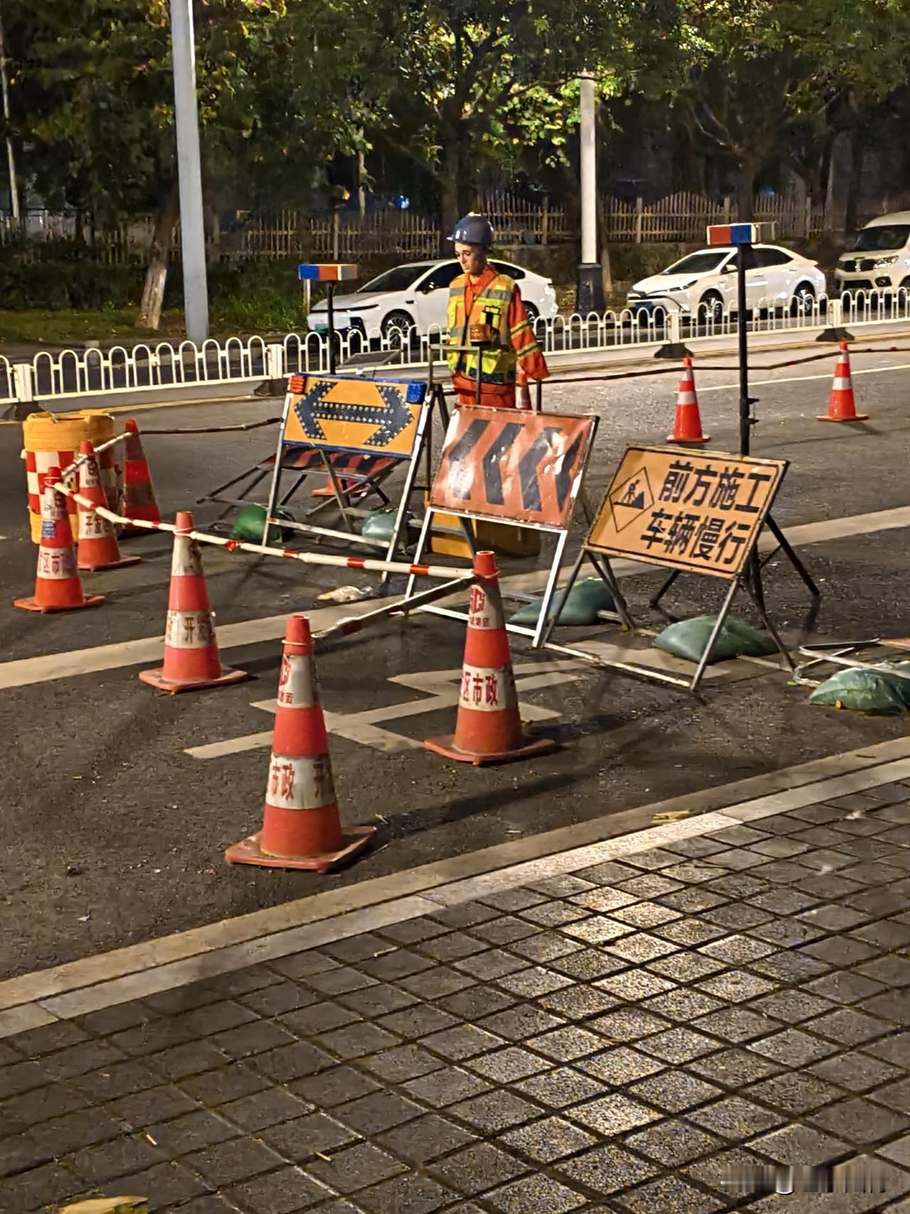 记录我的2026谁懂凌晨在小吃摊吃完夜宵，看到这玩意的惊恐感[泪奔]手机拍的很亮