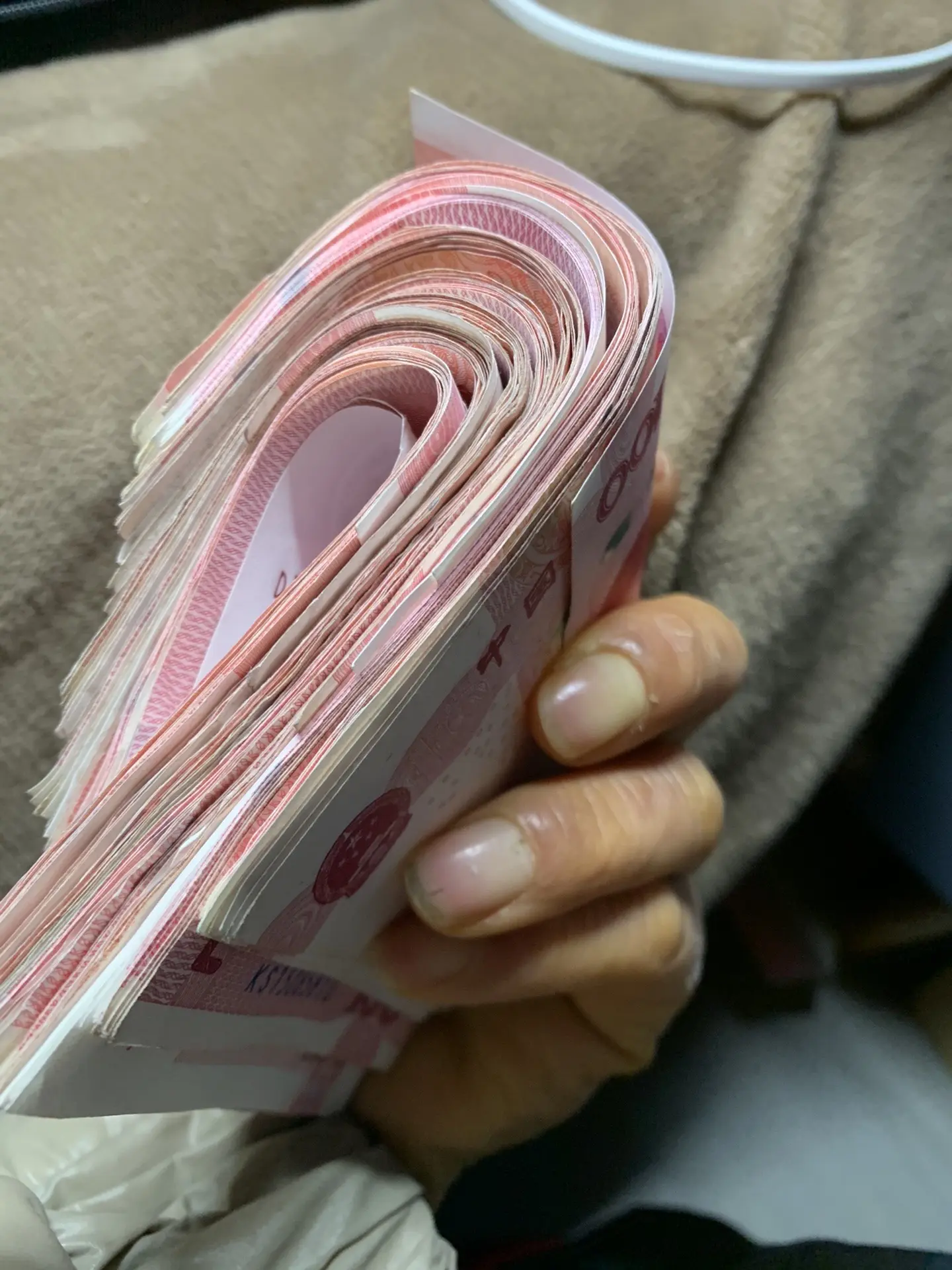 老公外地打工，我留守陪读，9月份一天没休息拿了7900，自己留了500...