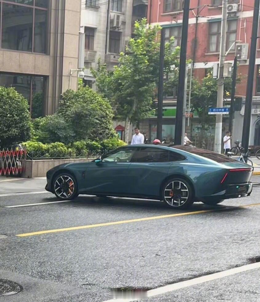 换个角度看新P7，有的朋友说像机甲龙？[二哈][二哈]小鹏p7小鹏汽车 ​​​