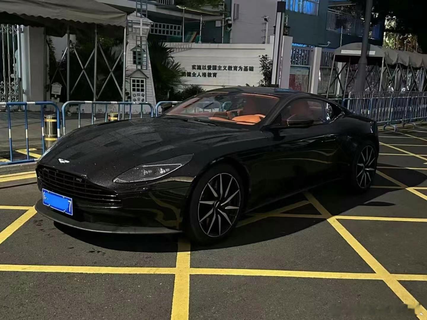 金属黑加州橙，阿斯顿马丁DB11，真好看。 ​​​