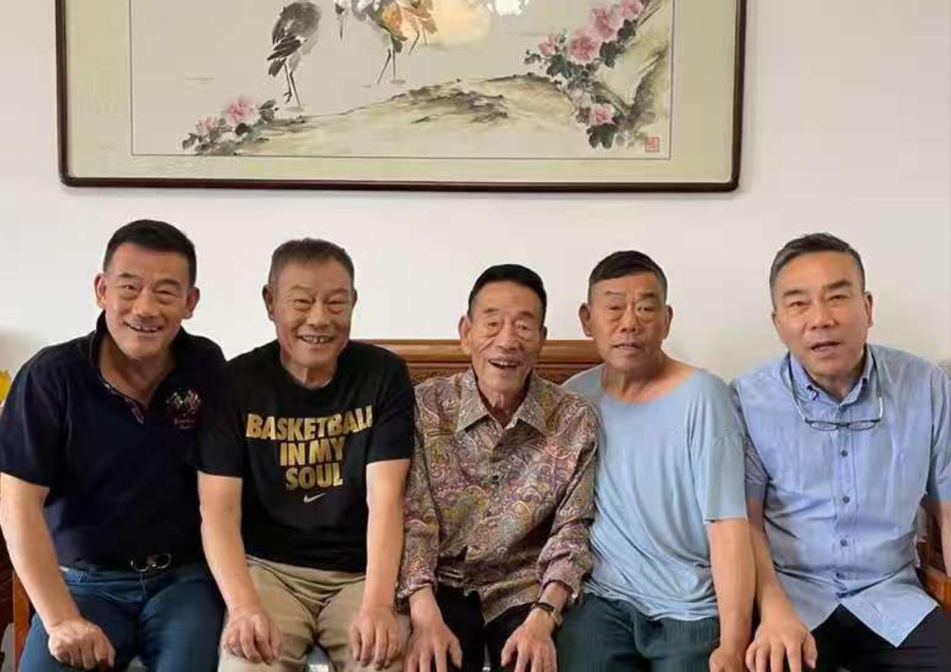 相声演员杨少华94岁离世，引发网友关注热议。当天上午杨少华现身某饭店开业典礼，之