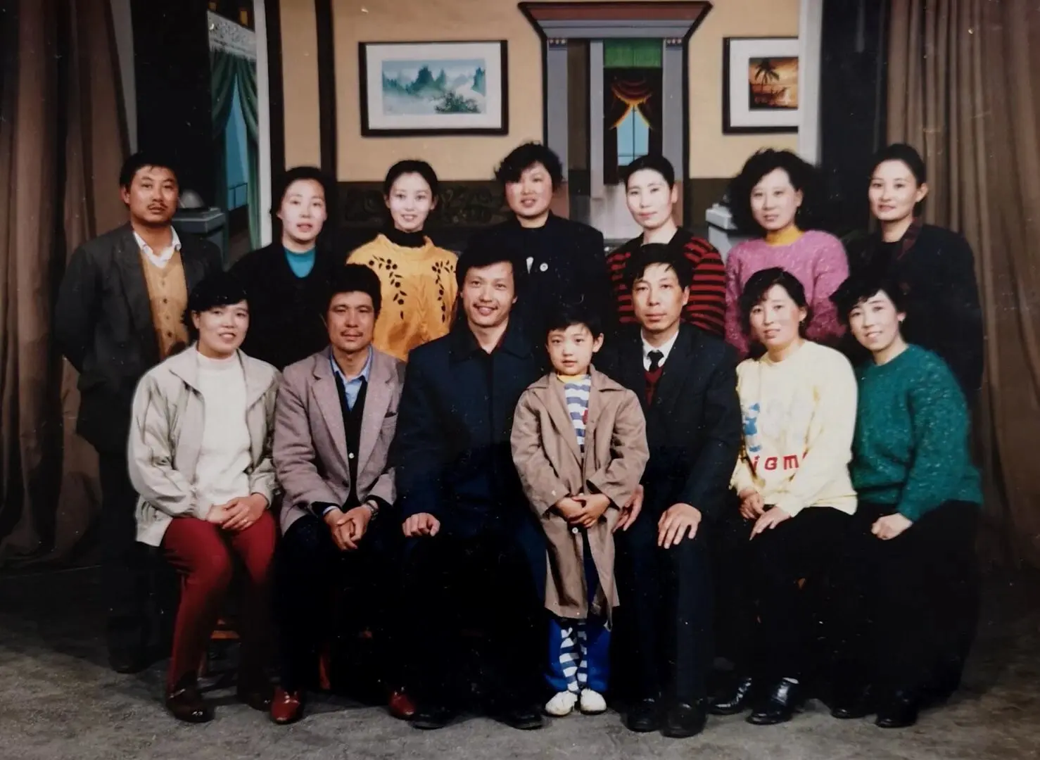 反修大院里的同龄小朋友们。