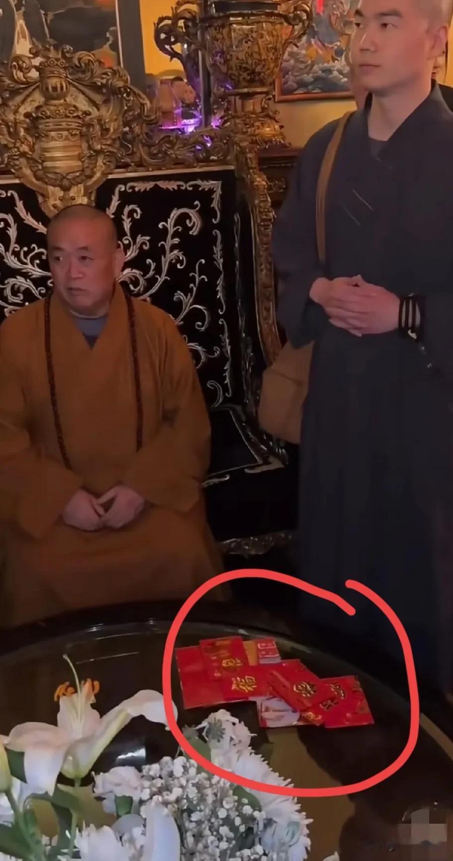 这画面有点意思哈！
释永信带着寺中弟子参加私人聚会，看背景相当豪华。聚会里的人一