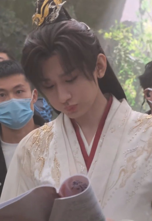 王权富贵的强大不是征服而是守护 成毅林中剑起 成毅林中剑起，王权富贵的强大不是征