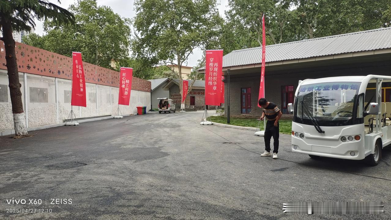 听说咸阳纺织工业博物馆今天开馆，午饭后，去看看。
正门进，应该是从风轮医院斜对门
