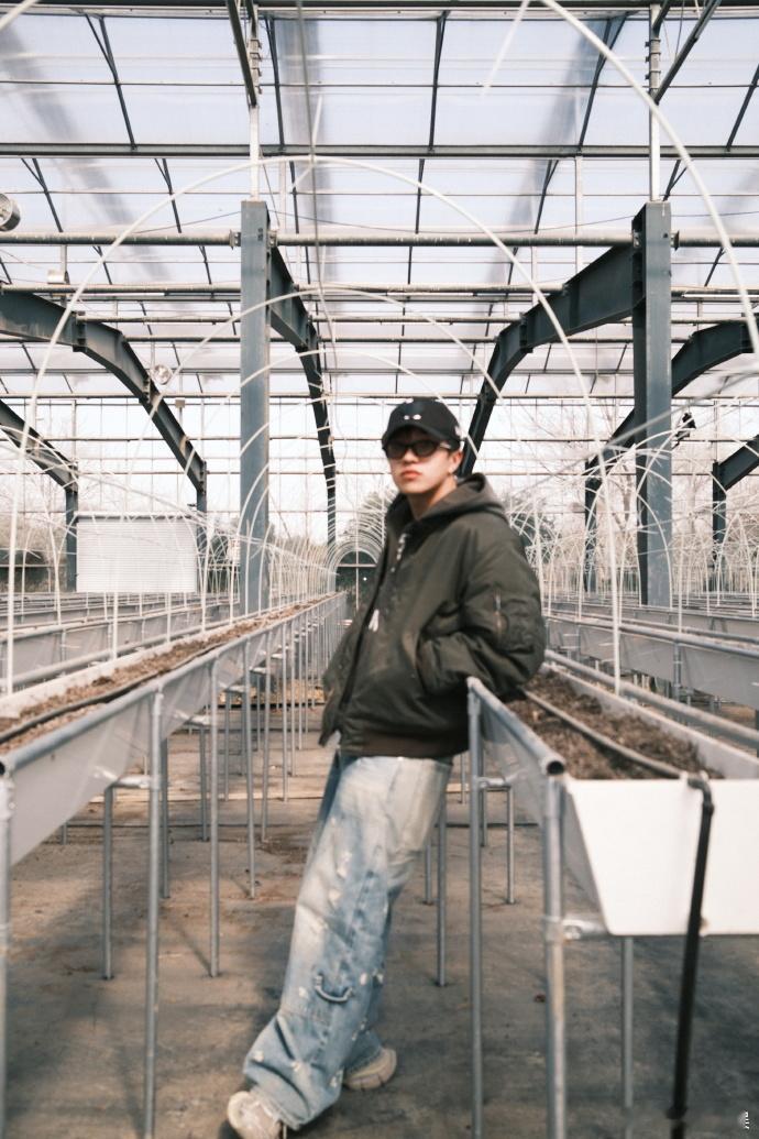 王一珩晒发财树  王一珩棒 家人们，看到王一珩晒发财树，感觉新的一年已经被好运包