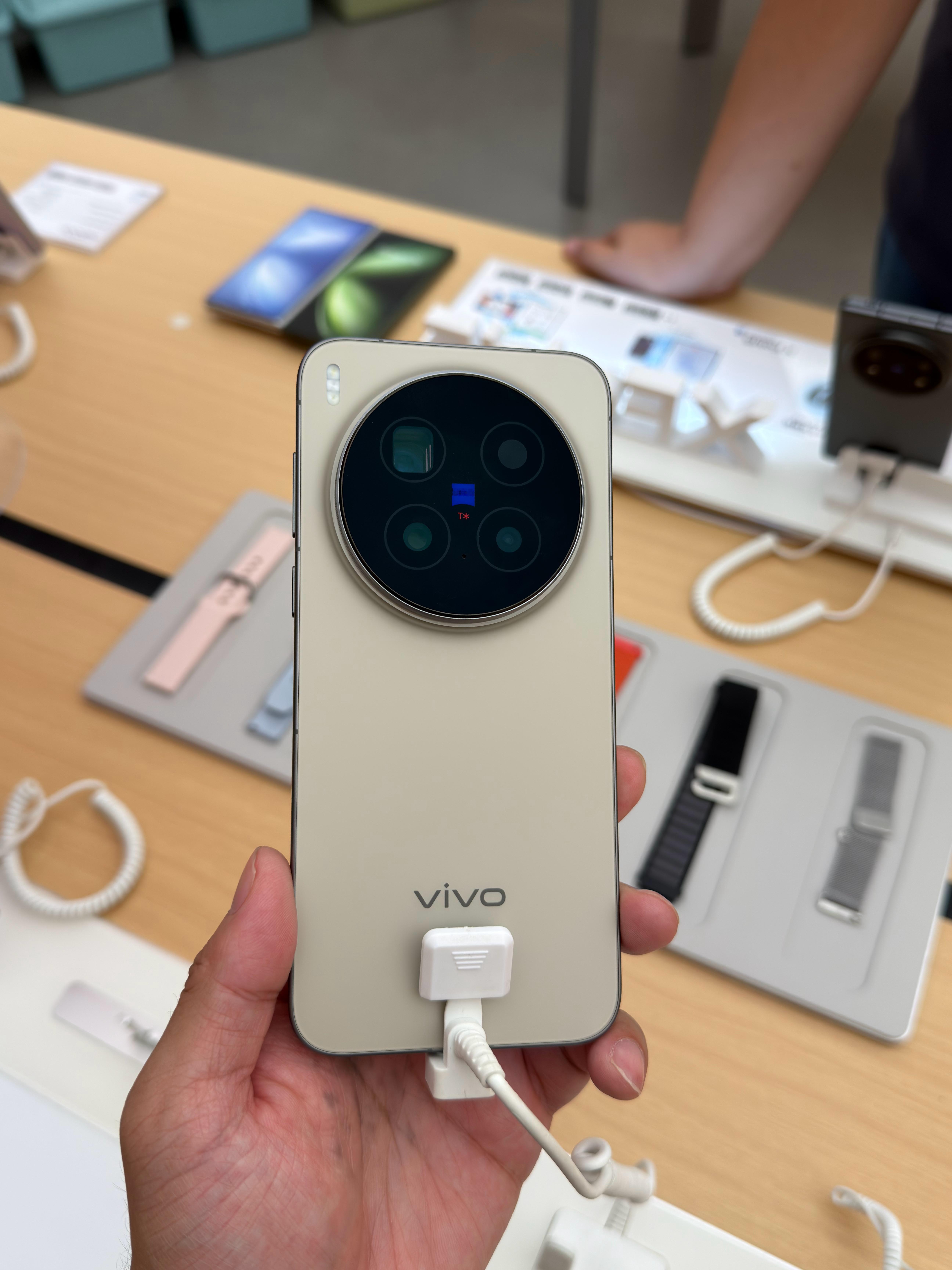 vivo X300 Pro 展示机都摆店里了啊？蓝厂线下线上这个预热节奏，让我感