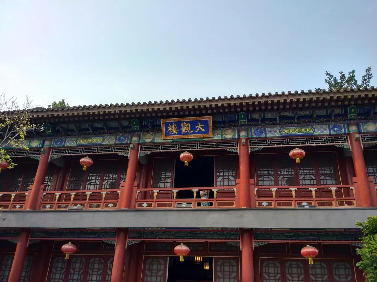 我发现园林里的2层楼都喜欢采用大观楼这个形式，外面有一个敞廊，可以站在2楼平台上