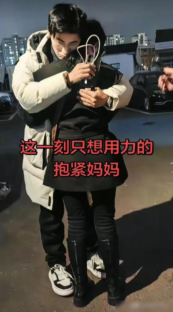 那个不敢露脸的亲妈，根本不是怕，是狠。
她用一场精心设计的“密会”，把所有摄像