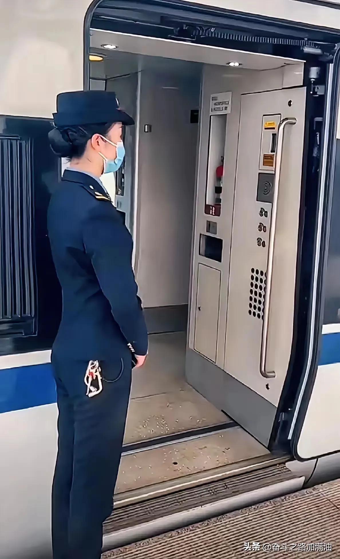 真的被惊到了！表姐女儿刚考上高铁乘务员，这个月一转正，工资直接破9500，孩子看