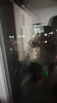 上周吉林四平发生的事，手机充电器一直插在插座上，结果着火了，人也被烧伤了！
报火