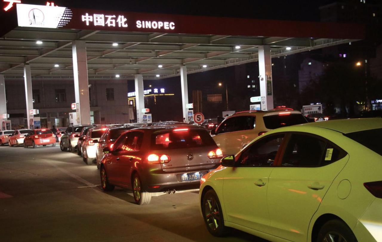 油价上涨，全球油车车主都在排队加油
伊朗局势动荡导致全球油车车主都面临一个头疼的