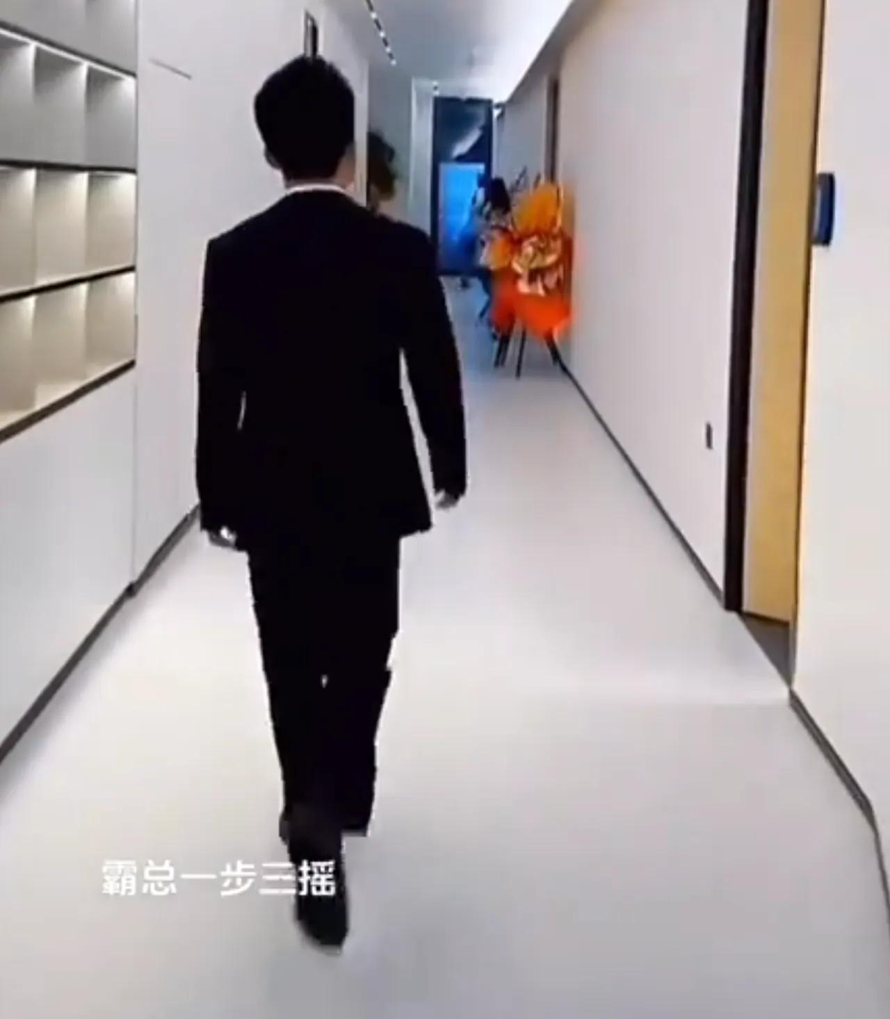 光看背影，
能认出来是谁不？
嗯，个子不高，
脑袋不小，
走起路来，
一步三摇。