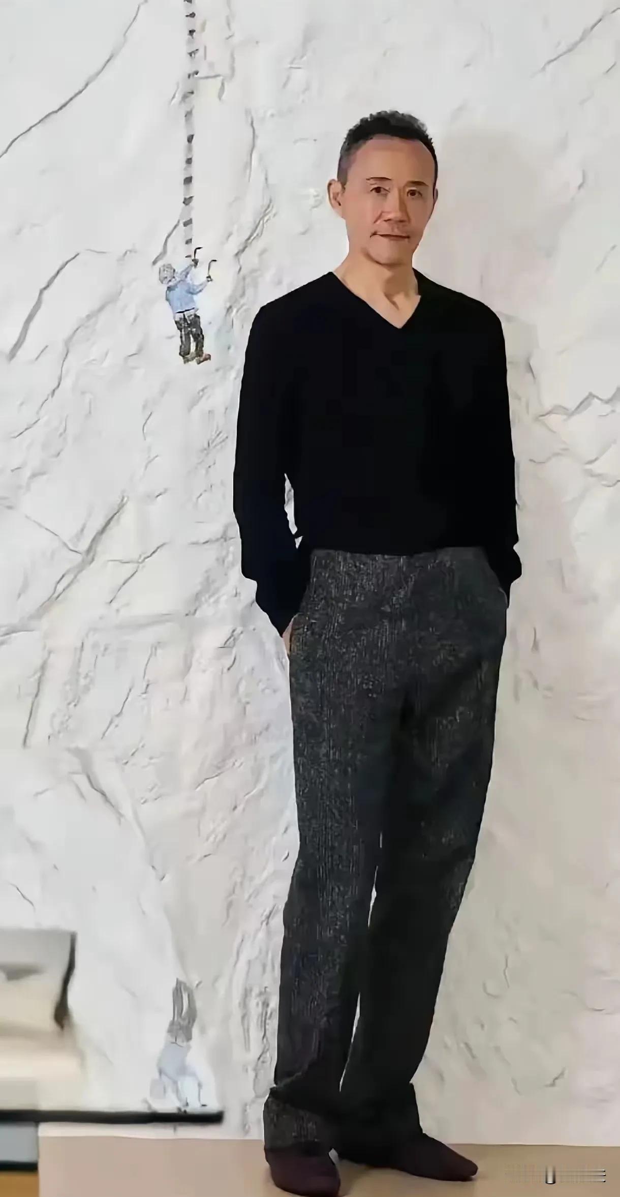 老胡认为，中国有名老男人有个怪癖，就是装嫩，这一装嫩，就姨味十足，严重雌性化，这