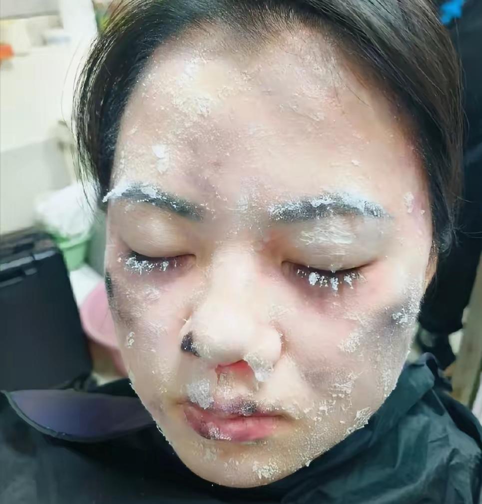 广东揭阳的冷库里，
零下十几度，
这女同事进去干活，几个男同事就把她推进去，反锁