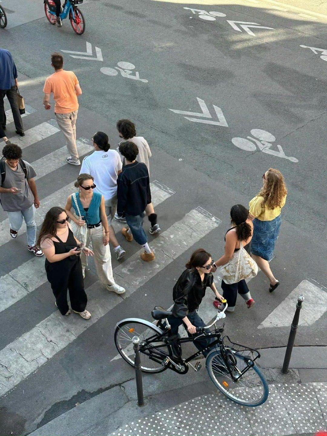 张予曦靠面部折叠度已经完美融入法国人