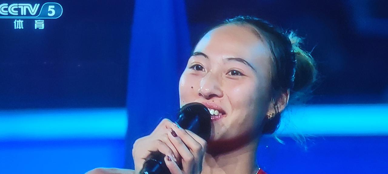 颁奖仪式上，应主持人之邀，郑钦文开心地唱起歌来。
说实话，郑钦文唱的什么，我们一
