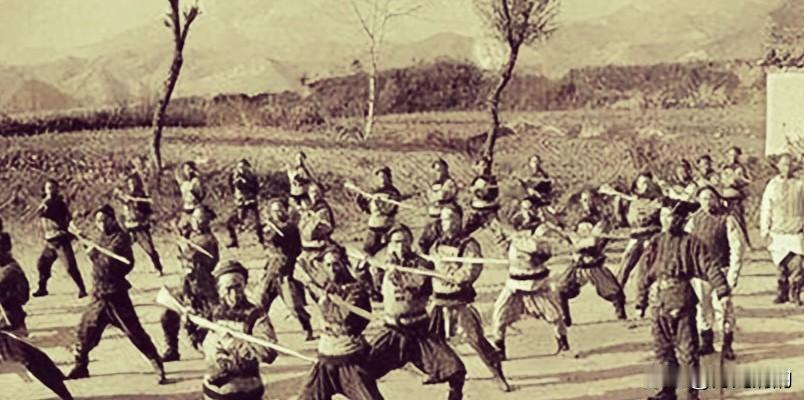 1895年深秋，青海西宁城外。几千人黑压压地跪在黄土地上，有老人，有妇女，也有半