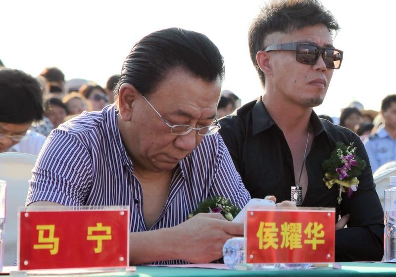 侯耀华突然在快手给戴志诚鞠躬。
他喊他“小戴”，感谢他照顾袁茵母女。
还特意提了