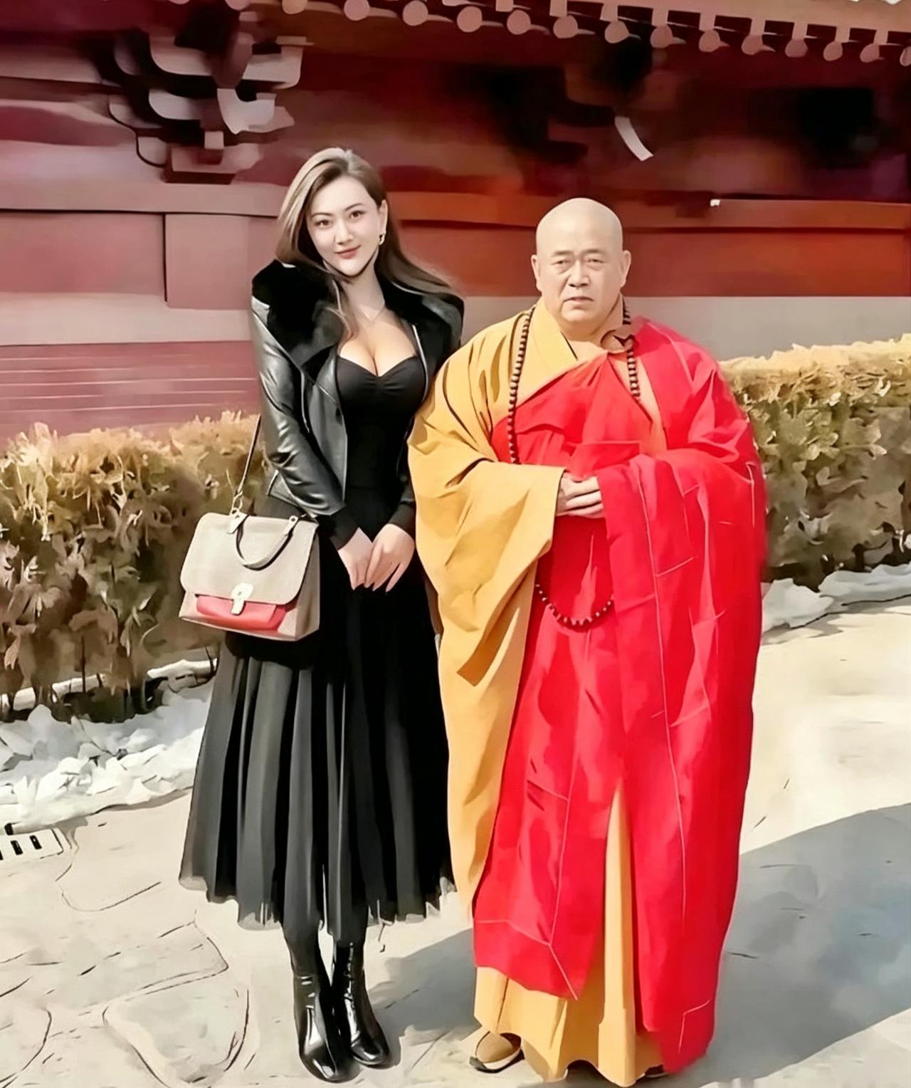 一张老合影，为何如今看竟满是“讽刺”？十几年前释永信风头无两，与一位时尚女游客同