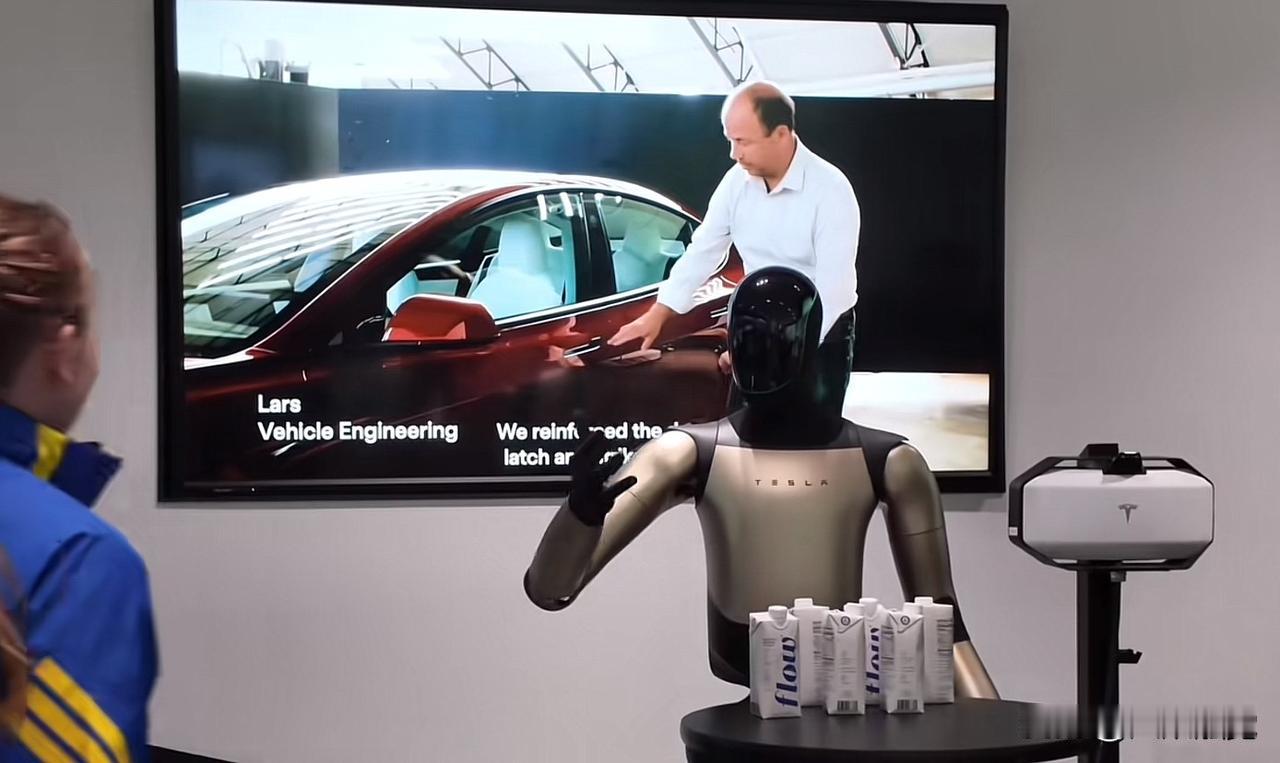 特斯拉人形机器人参与马拉松的方式有点不一样，它并没有上场去傻跑，而是站在波土顿马