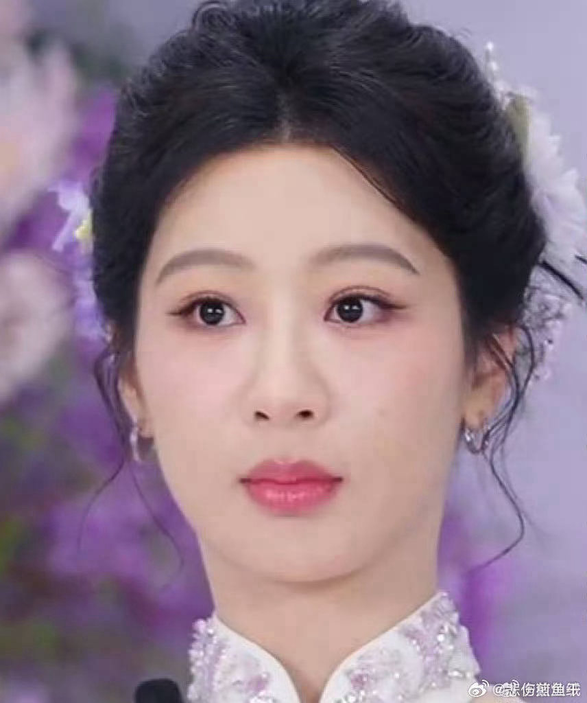 杨紫直播状态貌美如花，但是有人说这衣服不适合她，你觉得呢？杨紫直播