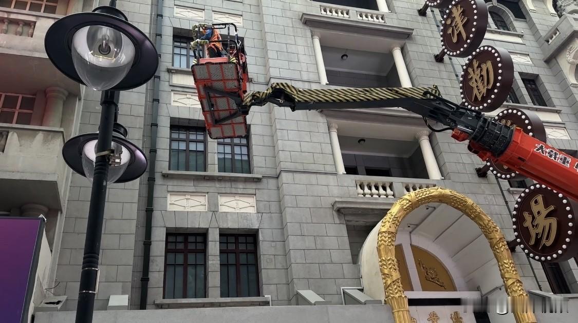 天津劝业场老楼外观施工中
——@文潭视频纪实录20260714