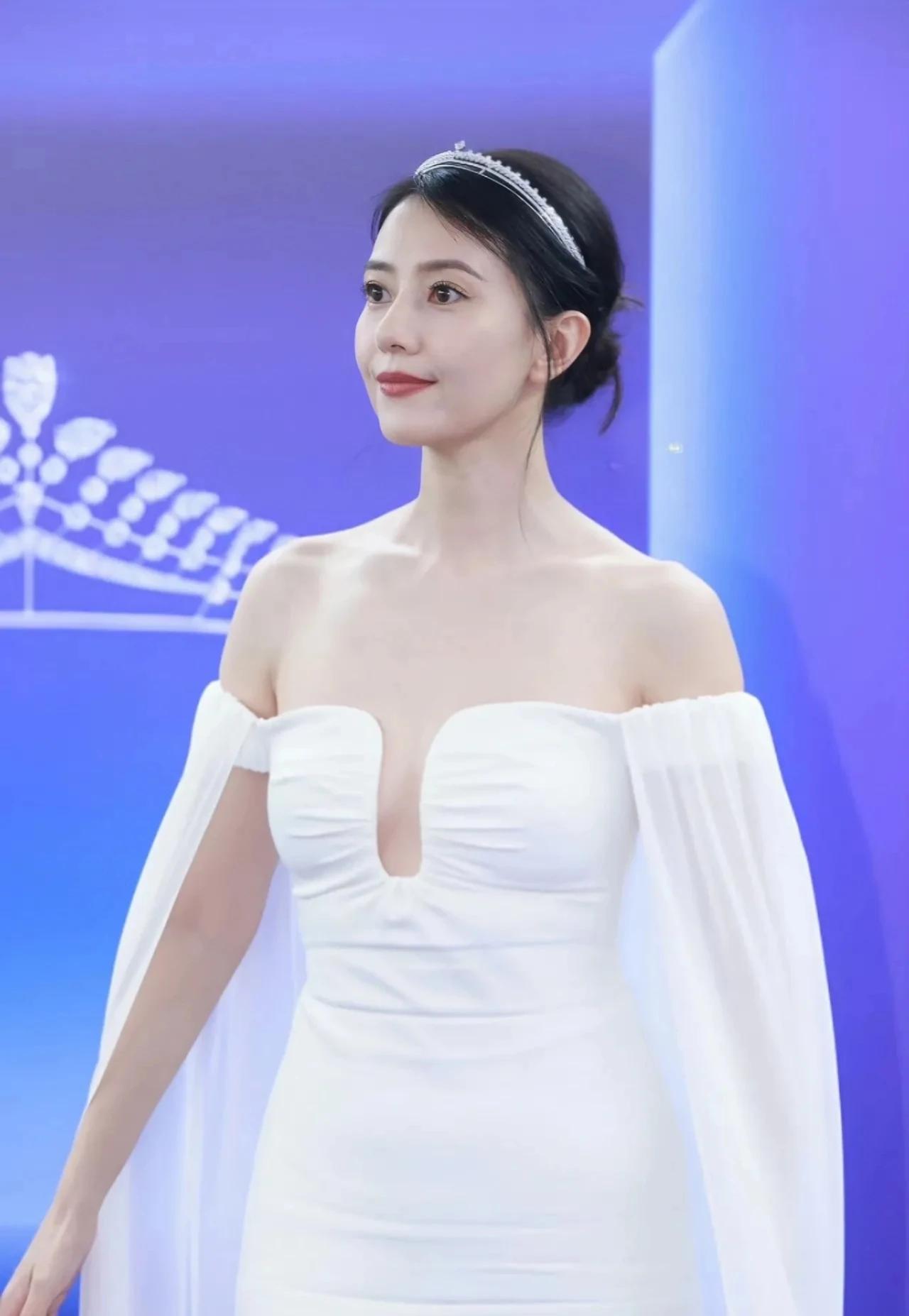 离开美颜，
高圆圆也老了！
各路纯天然的女神相继迟暮，
以后很难再有了，
只剩千