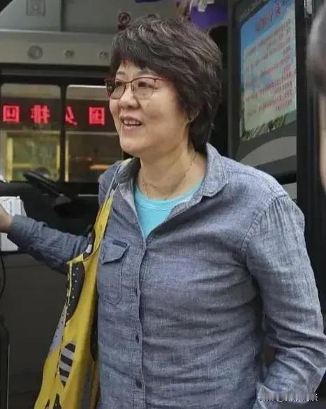 有人说
现在女排成绩不是很理想
何不把郎导请回来
毕竟她是夺取奥运冠军功臣
就那