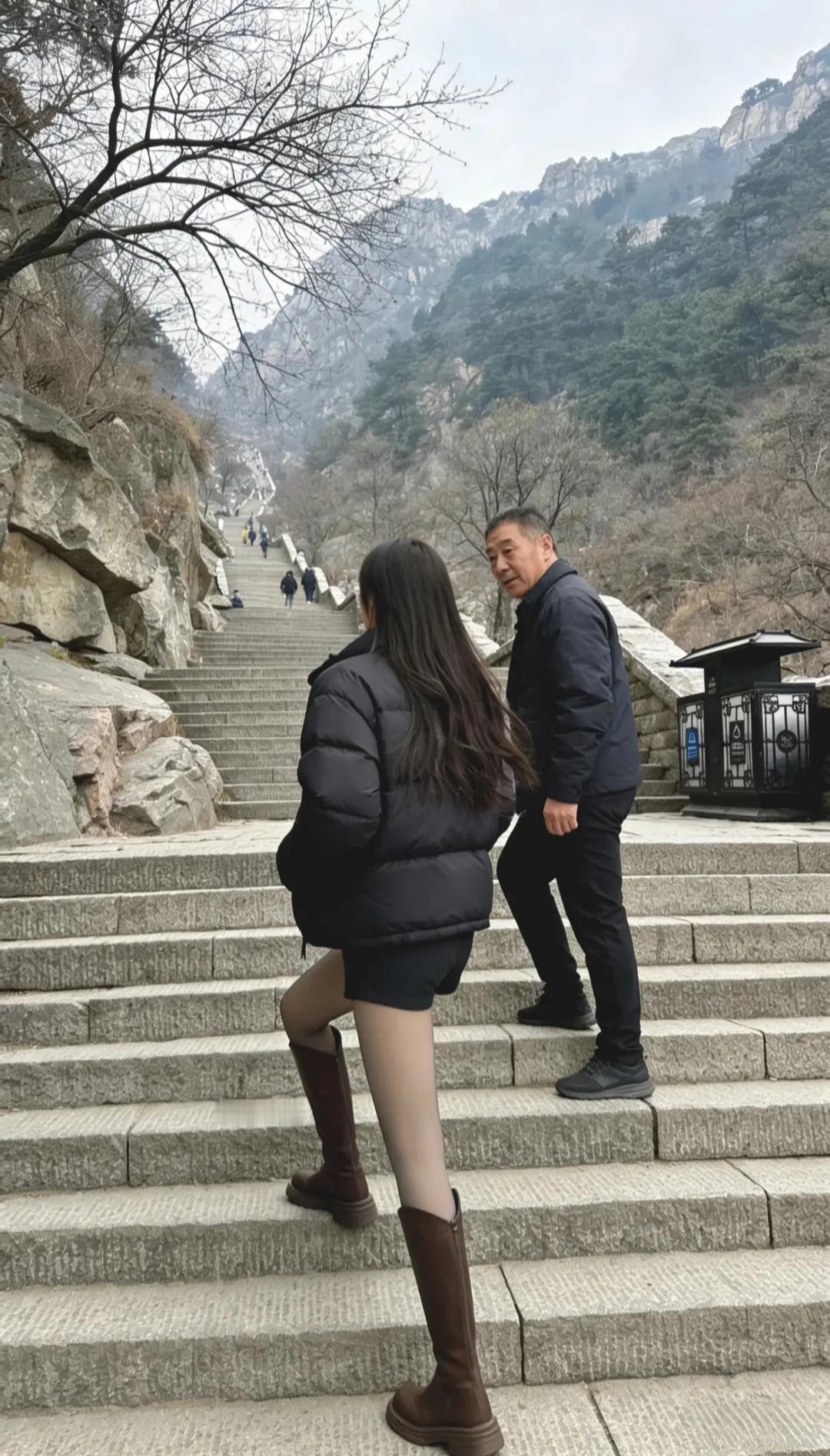 大爷好奇心真大！瞅见美女清凉装扮，忍不住凑上前关切：姑娘穿这么少不冷吗？美女噗嗤