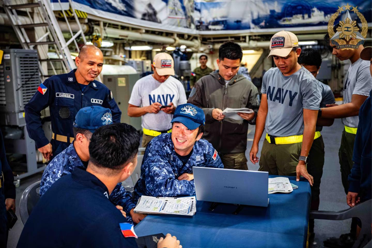 小日子和菲律宾联合演习，他们还挺会挑笔记本品牌的哈😁 