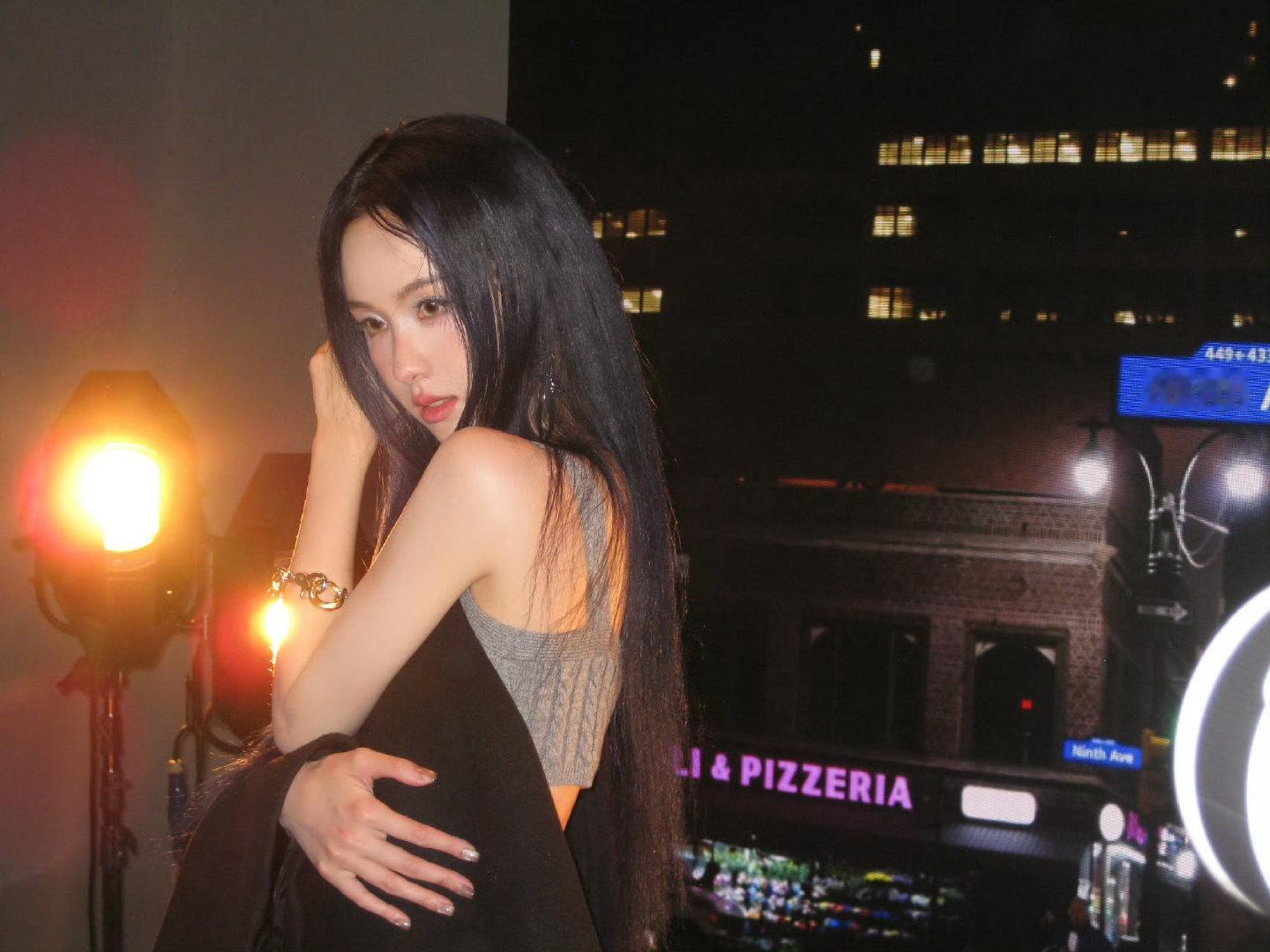 陈都灵行走的绿荷花 沧州非遗晚会化身一抹行走的青绿！那袭绿荷旗袍衬得她清雅出尘，