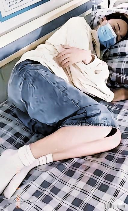 杭州一名女子没有工作和收入，为了生活把父母留下的一套价值400万的房子卖掉。
