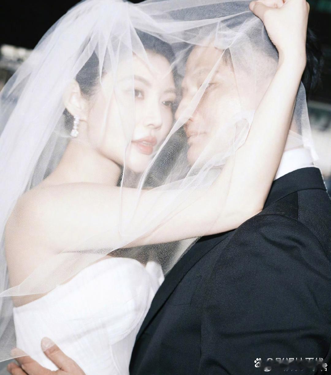 18日，徐冬冬尹子维婚纱照公开，两人深情相拥，甜蜜对视。两人将于2月26日在徐冬