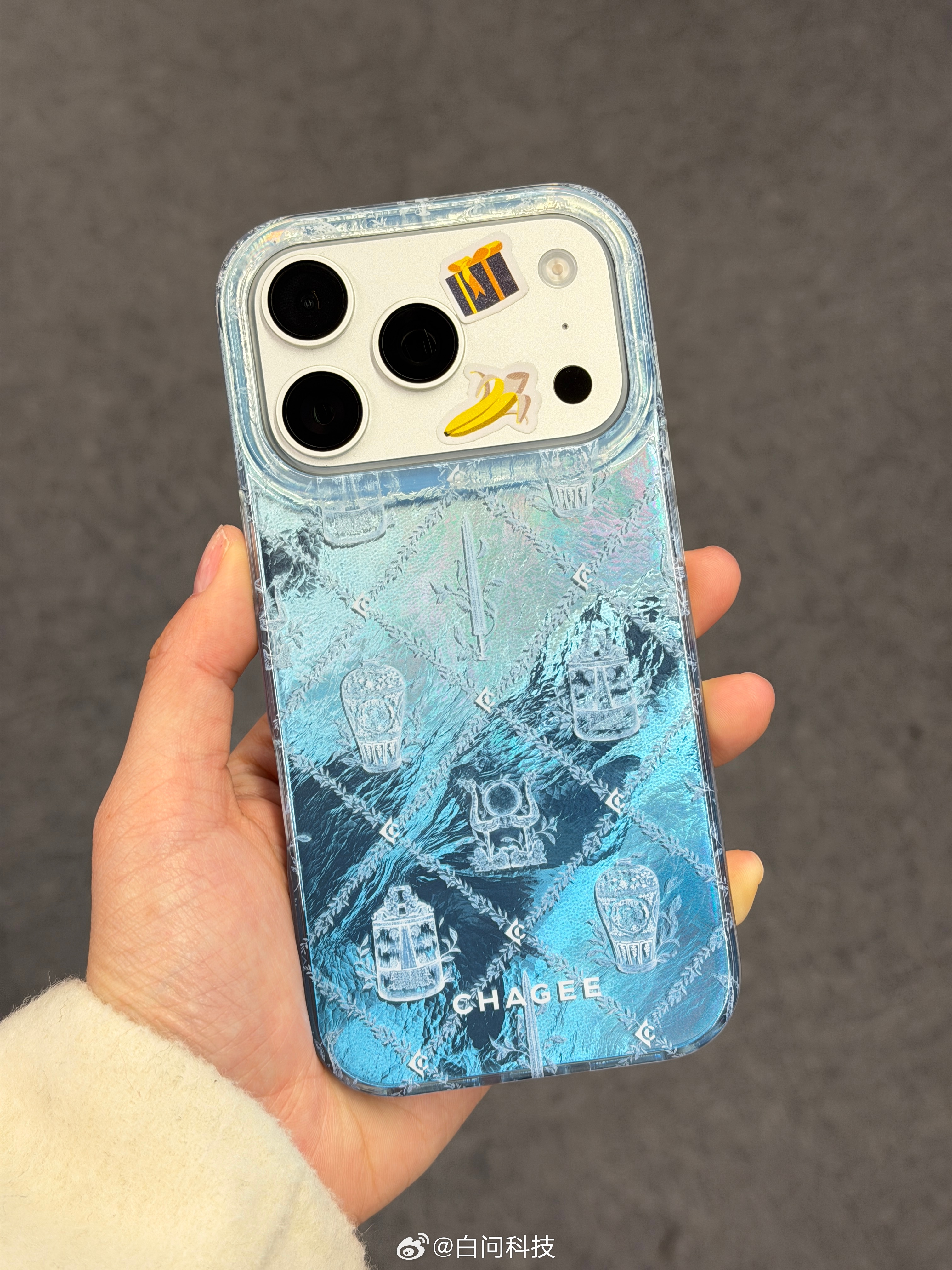 小伙伴买霸王茶姬咖啡送了个手机壳还真别说 这手机壳还怪好看不过只有iphone 