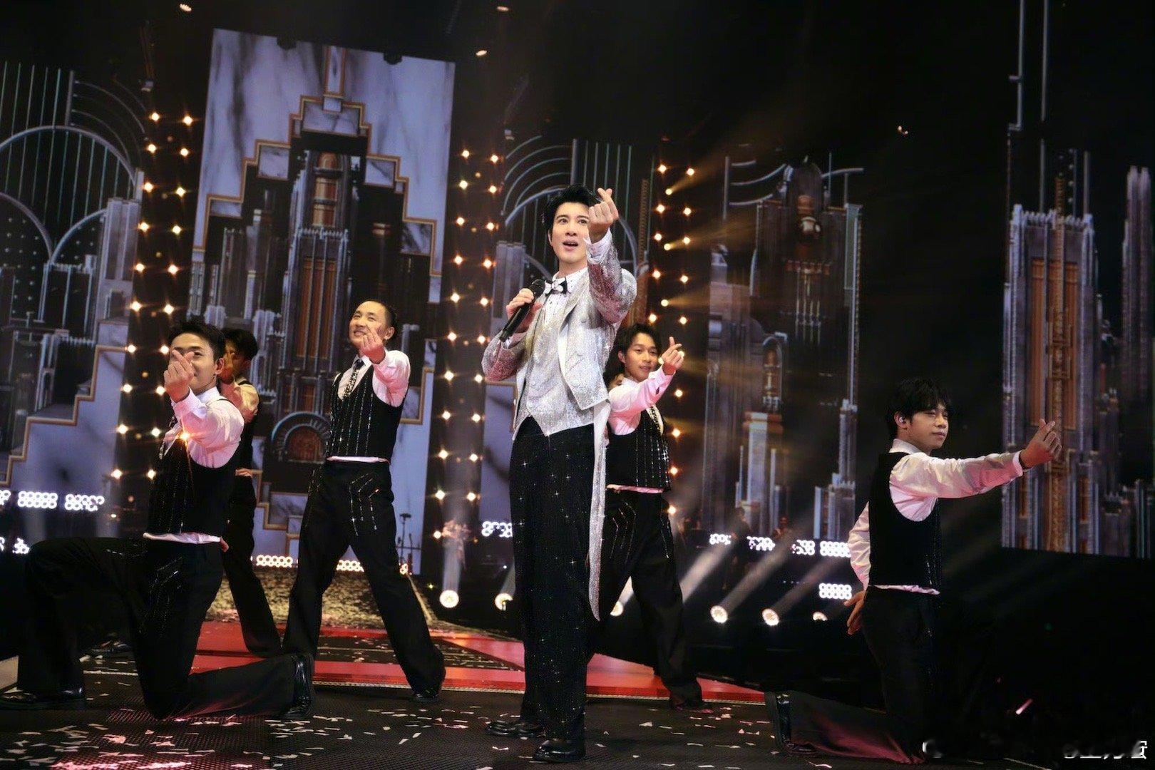 王力宏被歌迷讽刺到了 抽卡变成了小型喜剧现场，女生的心理落差和二哥的意外表情形成